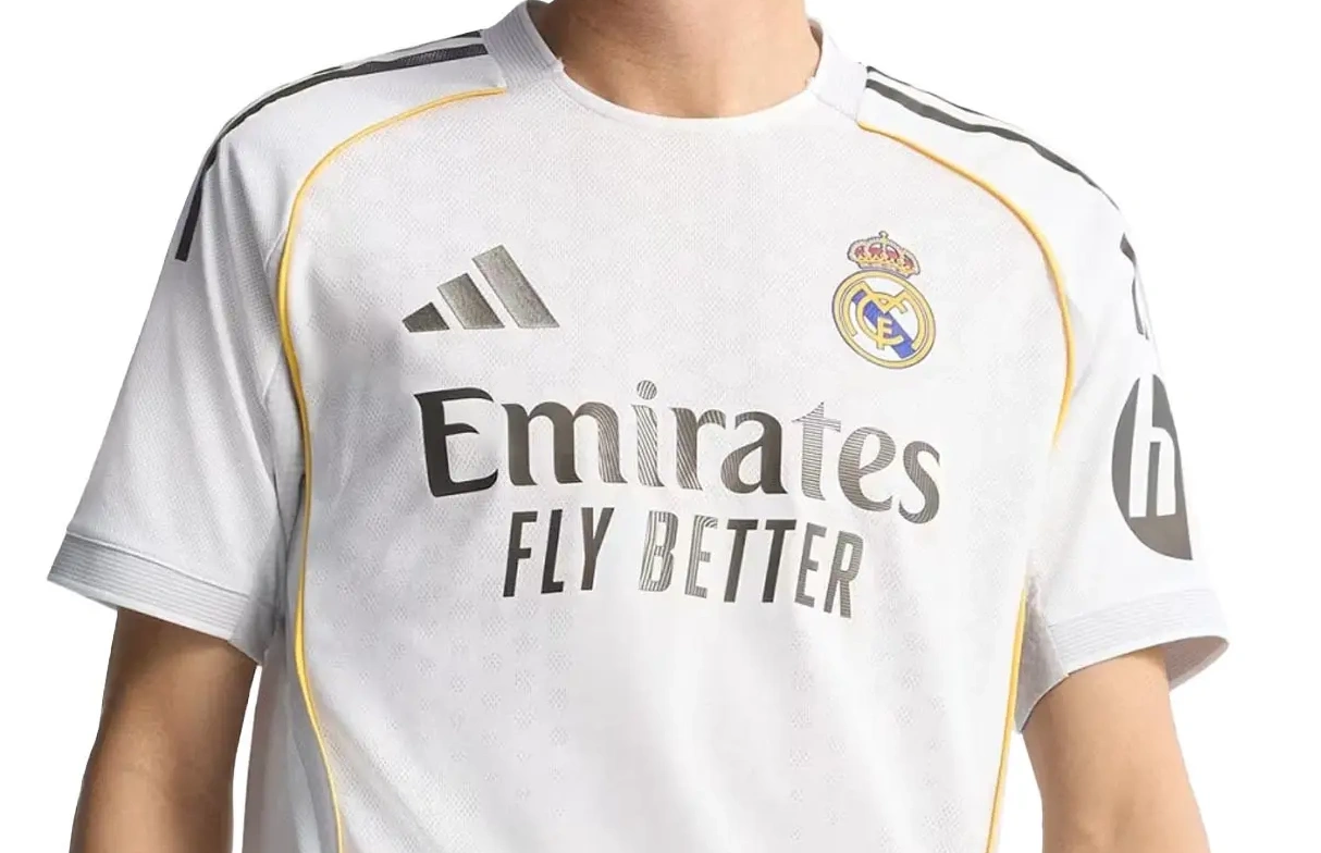 Una elegante camiseta blanca con el distintivo "Fly Better" de Emirates