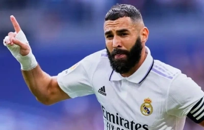 Karim Benzema: celebrando un gol con la camiseta del Real Madrid