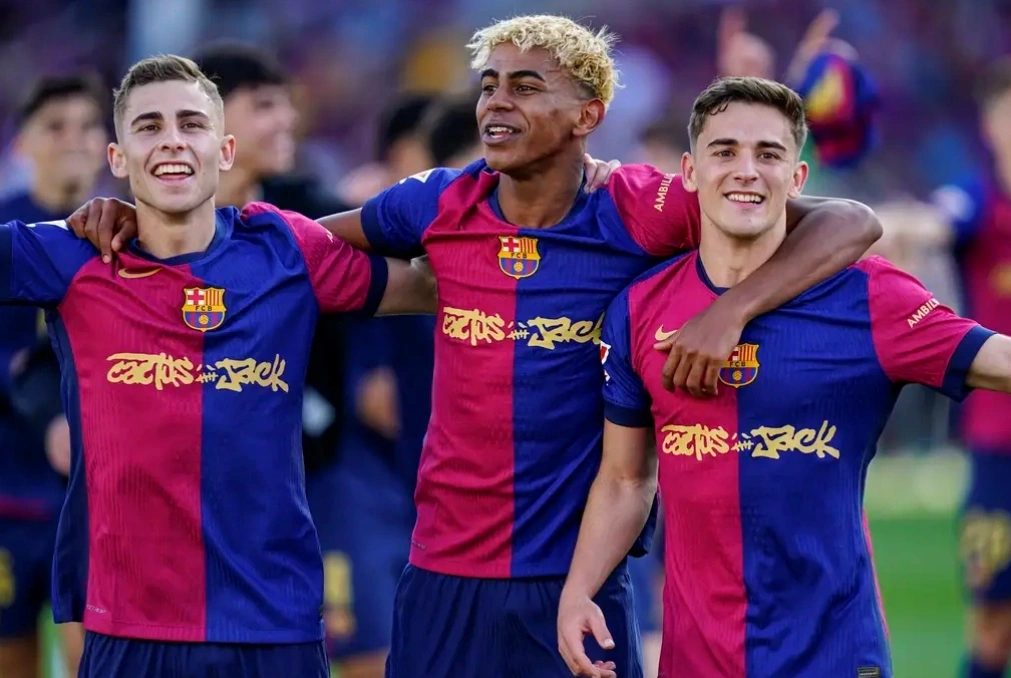 La tradicional camiseta a rayas azulgrana del Barcelona La tradicional camiseta a rayas azulgrana del Barcelona